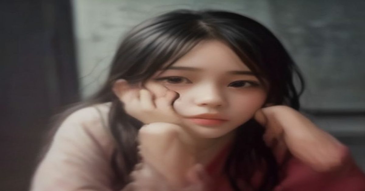 一位打扮自然的伪娘在暖黄灯光下对着镜子练习眼妆，桌上摆着化妆刷和粉底液，氛围专注而温馨